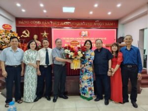 Đại hội vinh dự nhận hoa chúc mừng từ Quận uỷ Hà Đông